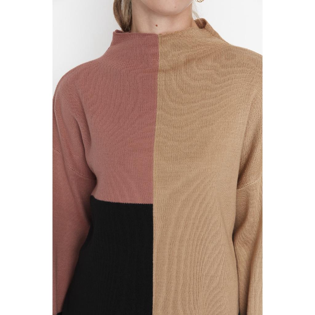 Black Color Block High Collar Knitwear Sweater Tctaw22ak0054