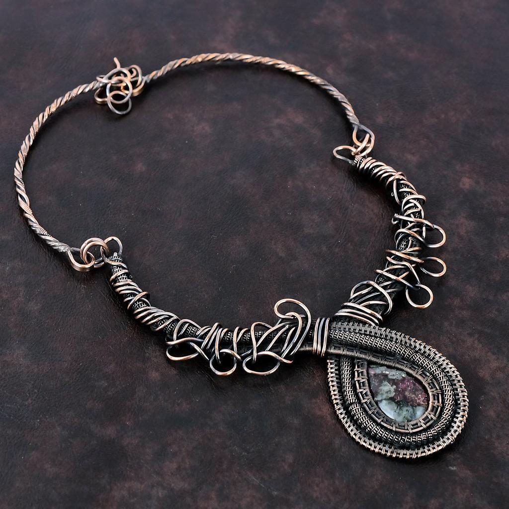 Ожерелье из эвдиалита, обернутое медной проволокой, ожерелье ручной работы с драгоценными камнями, регулируемое ожерелье, медные украшения, подарок для женщин, антикварное ожерелье