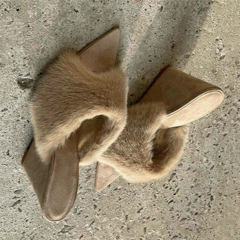 Модные пушистые женские тапочки на танкетке, сандалии на платформе с острым носком, туфли на высоком каблуке, зима 2025, дизайнерский бренд, вечерние, платье, сексуальная обувь