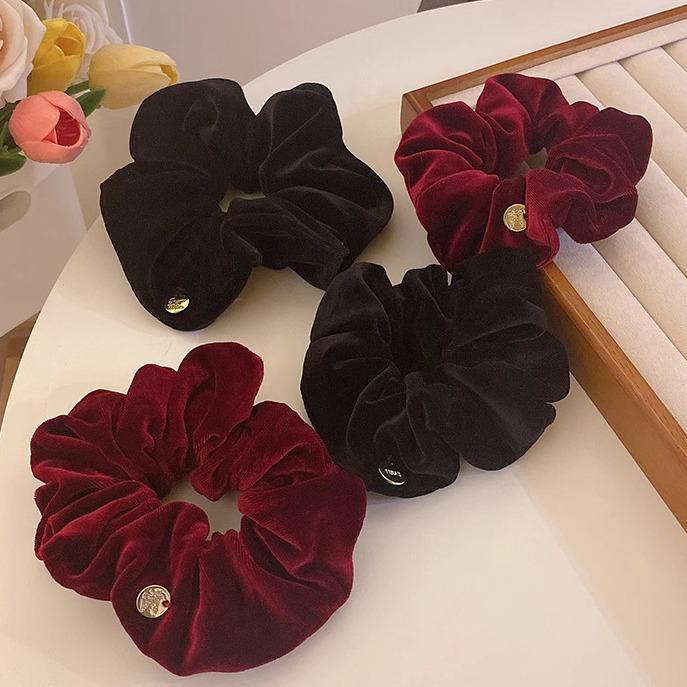 Elegant Black Velvet Scrunchie for Women – Durable, Versatile Hair Tie for High Ponytails and Buns