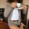 Корейский осенний полосатый комплект из двух предметов: Женский топ с круглым вырезом, на пуговицах, с длинным рукавом и шорты с низкой посадкой