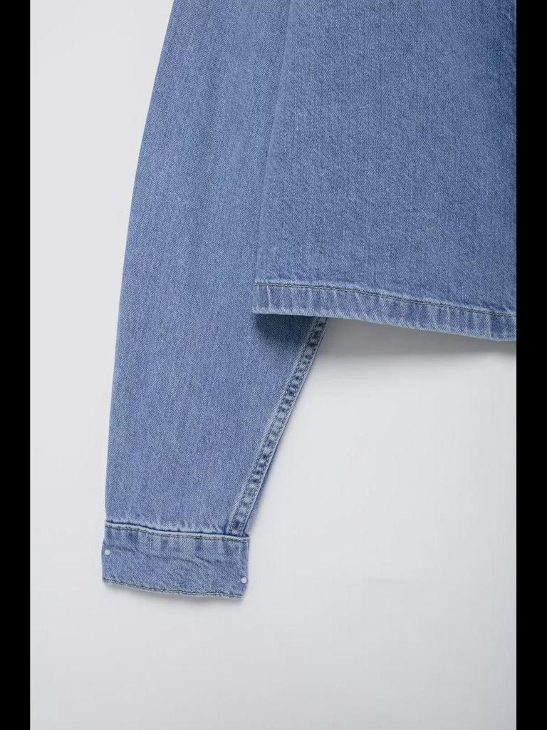 Комплект из женской джинсовой рубашки с длинным рукавом и широких брюк