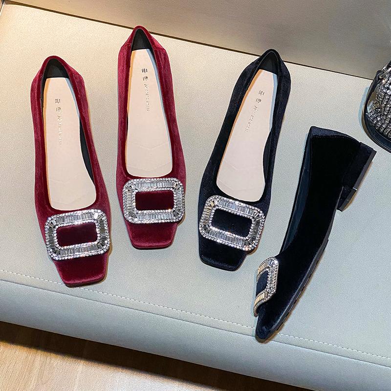 Туфли на плоской подошве с квадратным носком и толстым каблуком женские 2025 новые осенне-зимние черные замшевые банкетные удобные темпераментные туфли со стразами интернет-знаменитости