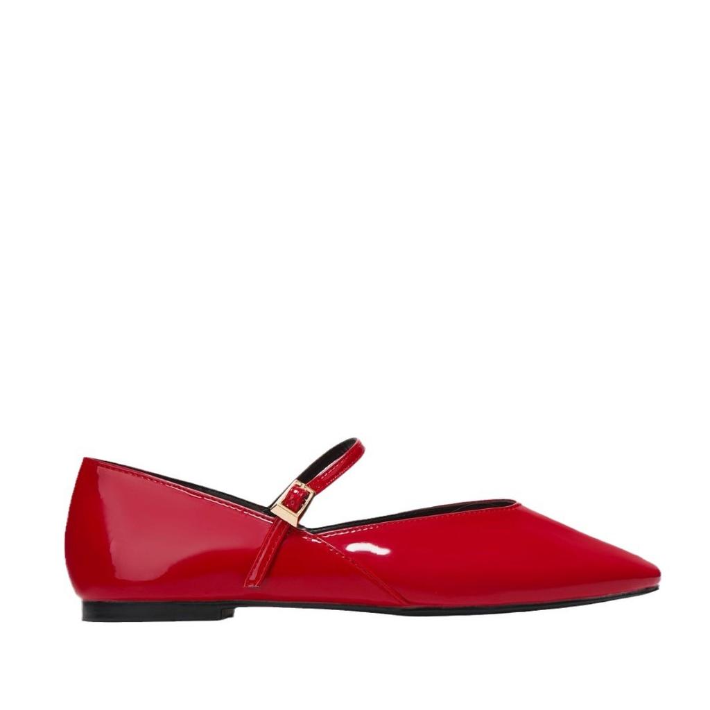 Одна туфля, красные лакированные туфли «Мэри Джейн», туфли с круглым носком и неглубоким горлом, французские балетки на плоской подошве с пряжкой в виде одного слова