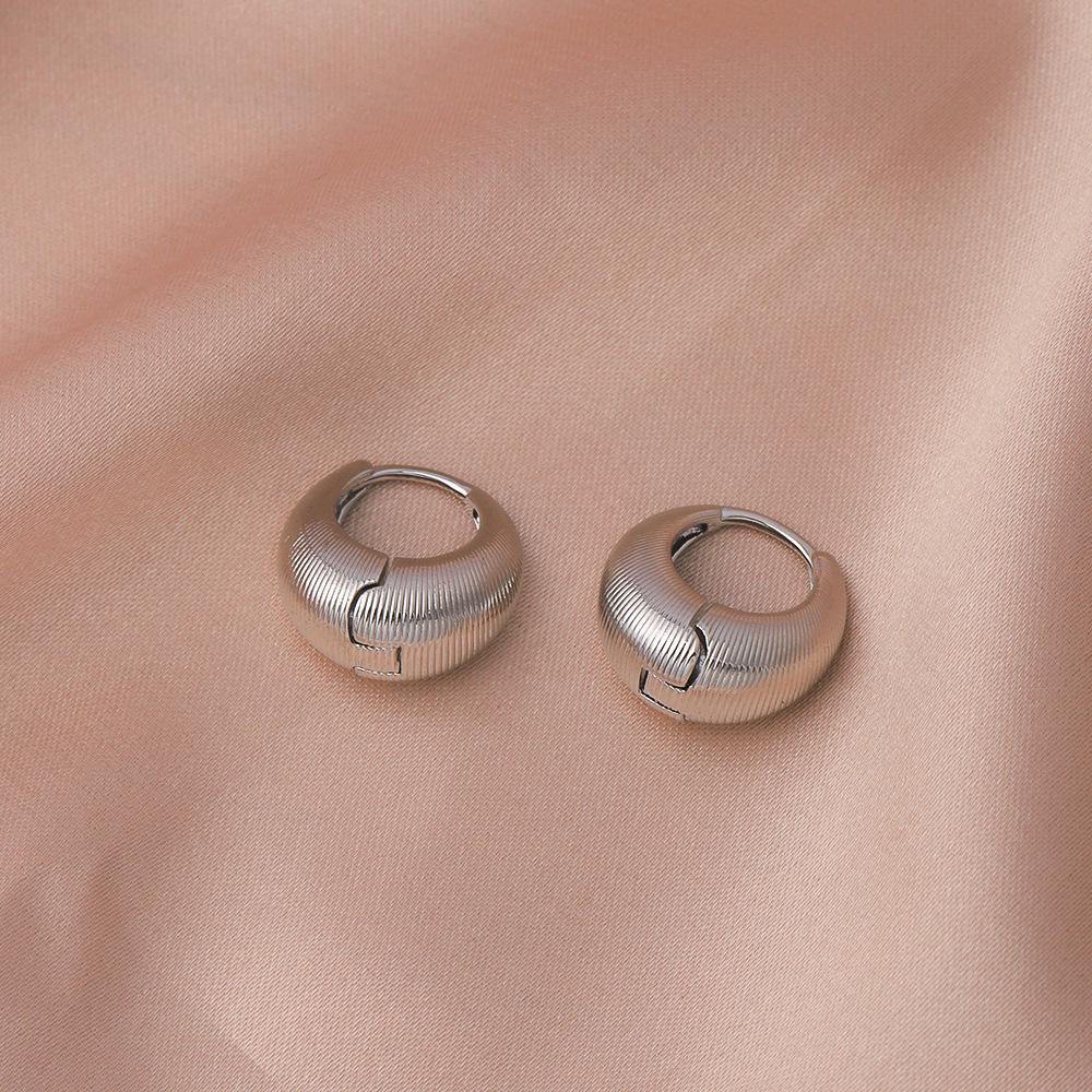 French Retro High-End Women's Ear Cuffs: Simple, Versatile Hoop Earrings for Square and Round Faces.