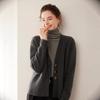 Женский кашемировый кардиган с V-образным вырезом: Осень/Зима, Толстая вязка, Свободный крой, На пуговицах, Рукава с рельефной косой из семи петель.