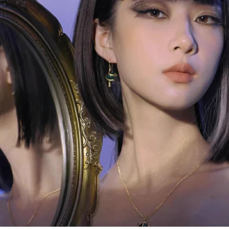 Стильные зеленые серьги в виде змеи для женщин — дизайн крючков, вдохновленный древними фараонами, идеально подходит для года зодиака, мода высокого класса на осень/зиму.