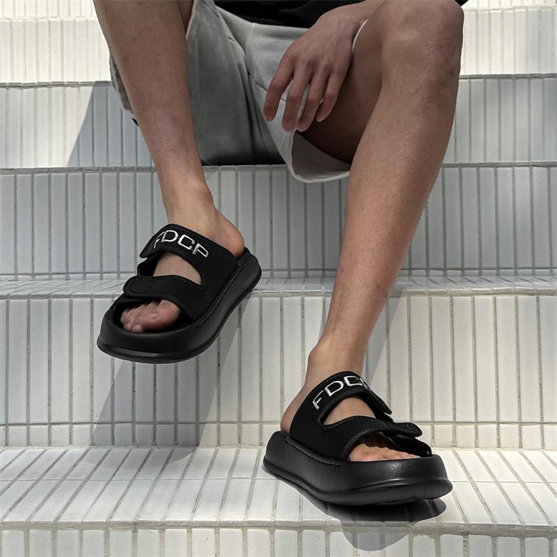 Модные универсальные сандалии для дома и улицы для мужчин 2025 Новые мужские шлепанцы из ПУ кожи Мужская обувь слипоны Нескользящая удобная домашняя обувь