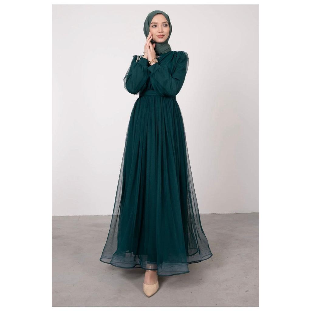 Вечернее платье из тюля с драпировкой и поясом, с каменной отделкой спереди