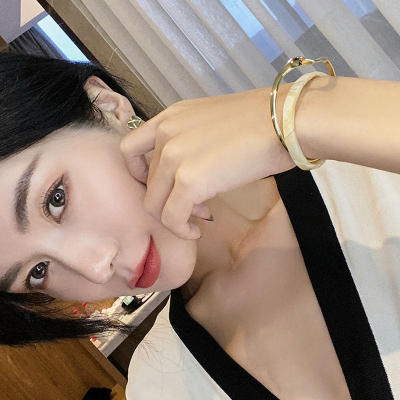 Браслеты из белых моллюсков, металлические браслеты с изгибом доски, женские браслеты на руку, геометрические браслеты с отверстием в форме буквы С, ювелирные изделия, подарки