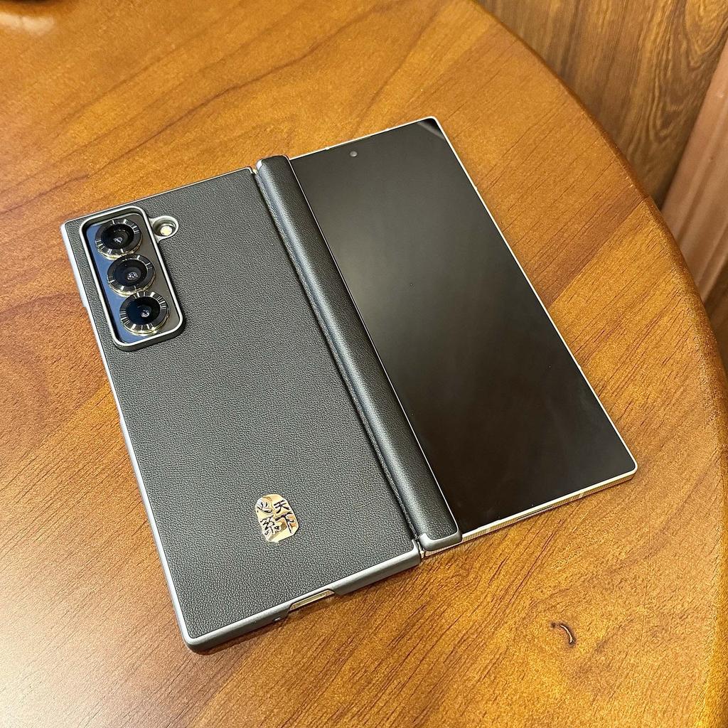 Подходит для Samsung W25 Однотонный кожаный складной чехол для мобильного телефона Центральная ось ZFOLD4 Мир, пронизанный сердцем Узор из кожи с углеродным волокном Zfold7