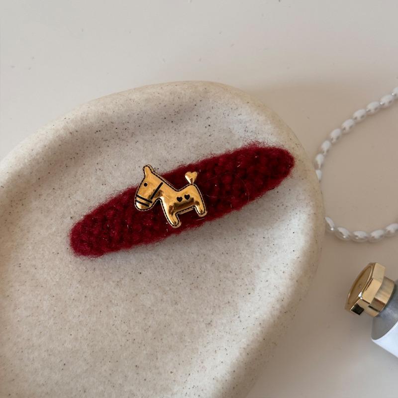 Маленькая лошадка Красная заколка для волос для поездок на работу, Уникальная заколка-крабик с модными и стильными элементами дизайна.