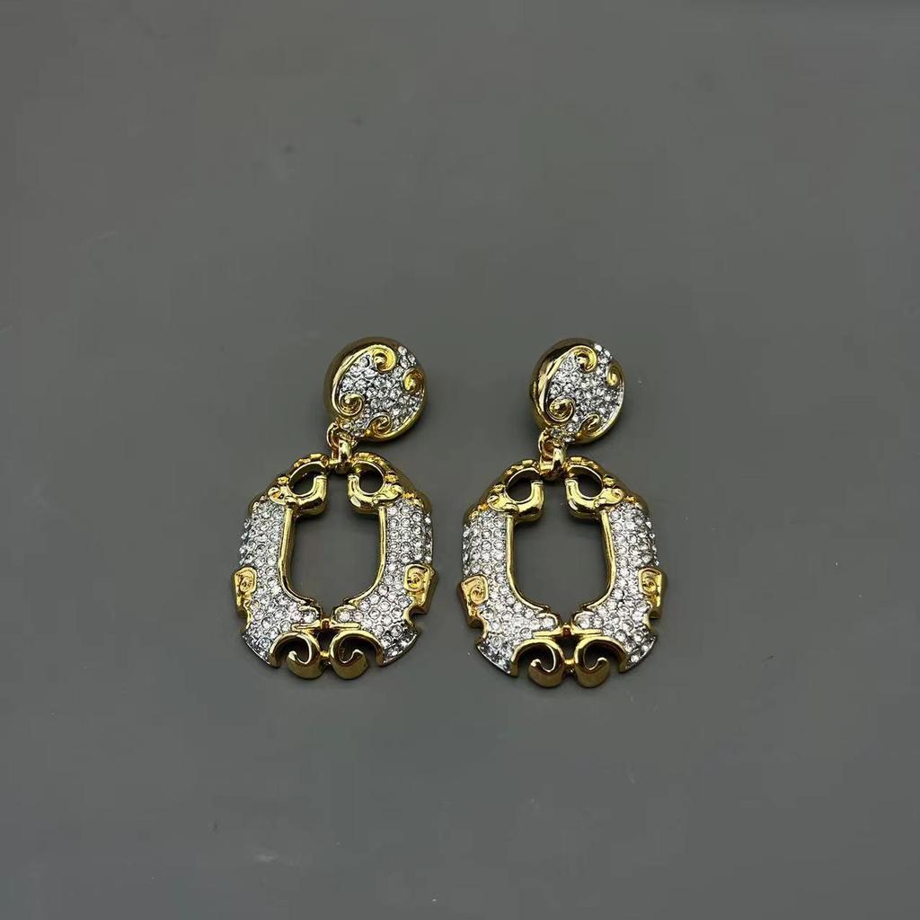 Винтажные серьги из 24-каратного золота с ажурной резной текстурой в роскошном стиле