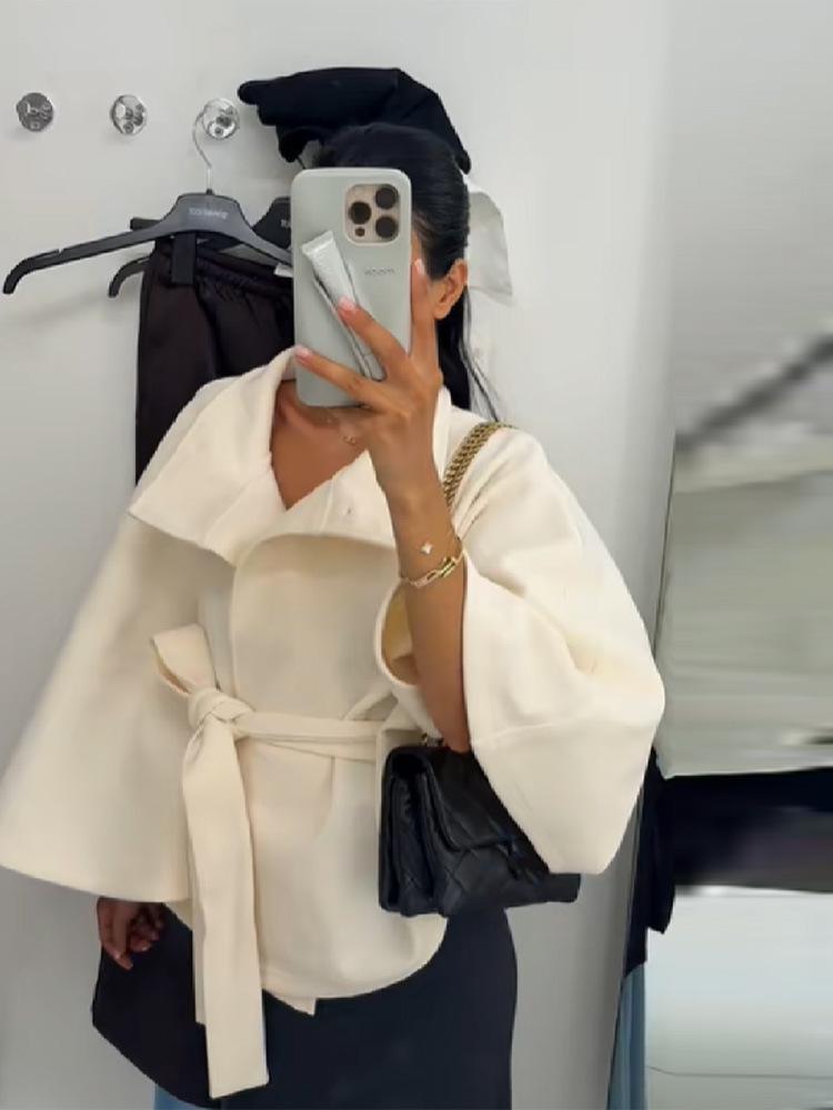 Женское короткое шерстяное пальто-накидка 2025 года с воротником-стойкой и поясом