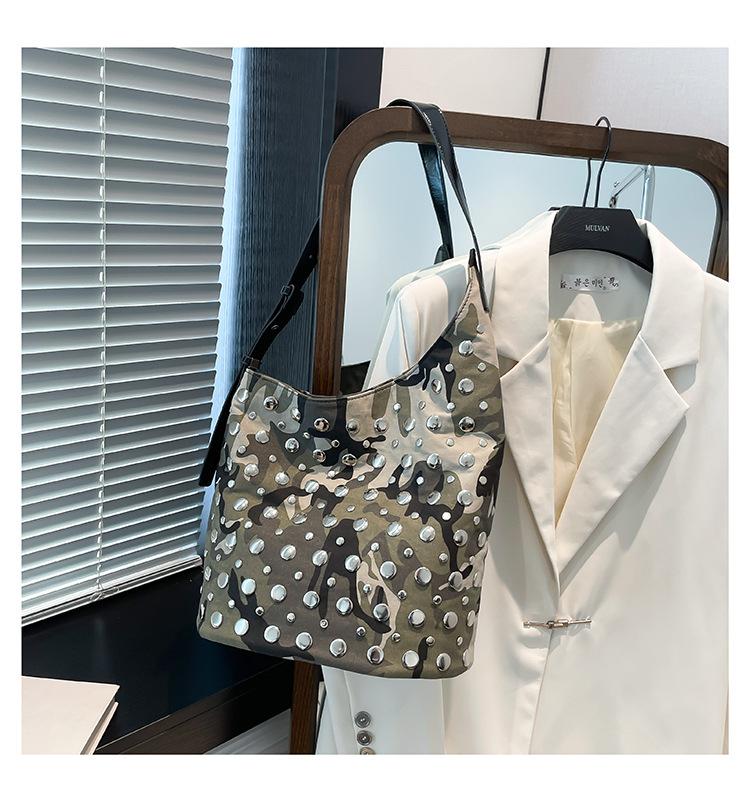 Сумка женская большой вместимости ретро личность трендовая крутая в горошек заклепки женская на плечо мессенджер