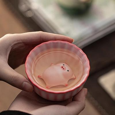 Лежащая свинка Кружка для бабл-чая Ручная работа Керамическая кружка с забавной свиньей, выдувающей пузыри Чайный питомец Уникальный подарок для любителей чая и декора дома