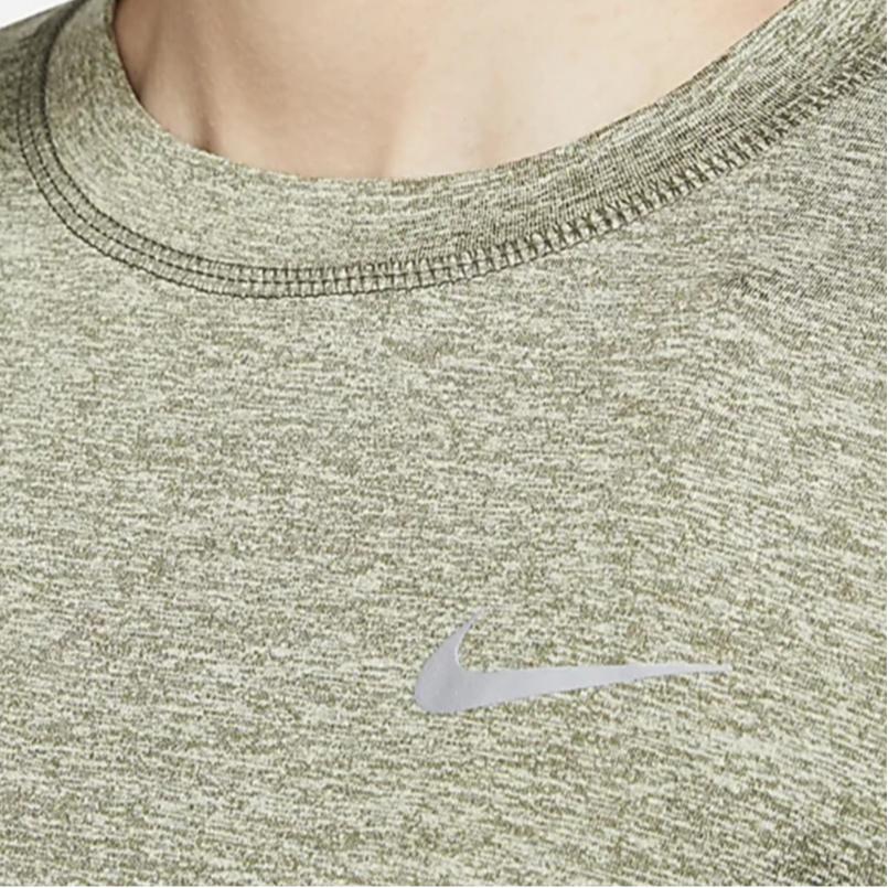Nike Быстросохнущая экологически чистая светоотражающая футболка с круглым вырезом и длинными рукавами для бега с логотипом Dri-Fit, женские топы оливково-зеленого цвета CU3278-222