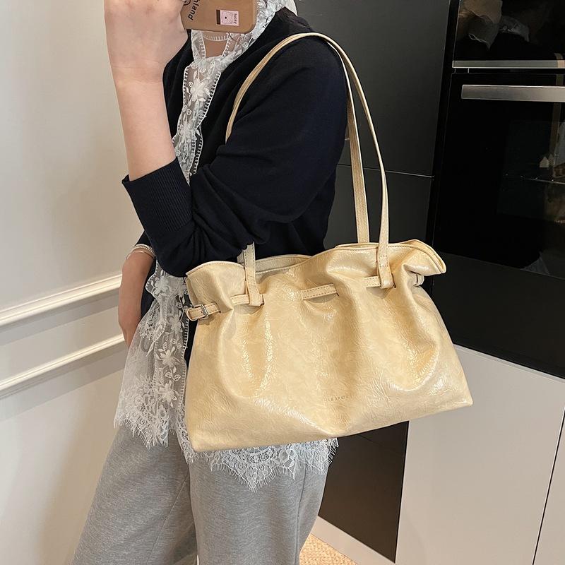 2025 New Niche Pleated Hand Armpit Bag Women's Korean Commuter Tote Bag Retro Simple Versatile Shoulder Bag