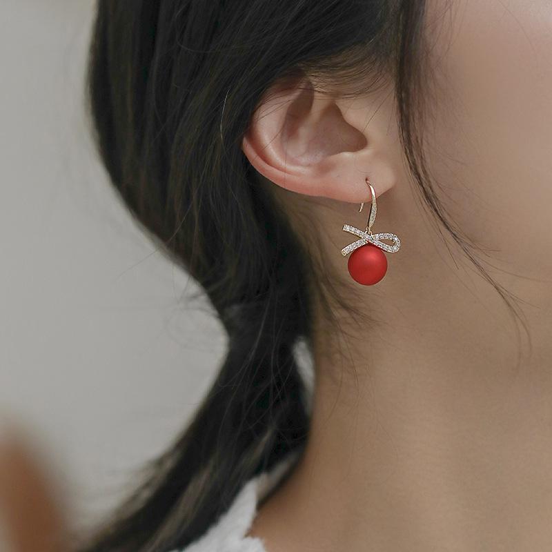 Элегантные серьги-подвески из розового золота: Красные рождественские шары для женщин