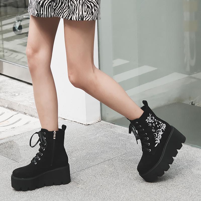 Ботинки с цветочной вышивкой в стиле ретро в готическом стиле, женские ботильоны на платформе, черные замшевые ботильоны на танкетке, толстой подошве и молнии