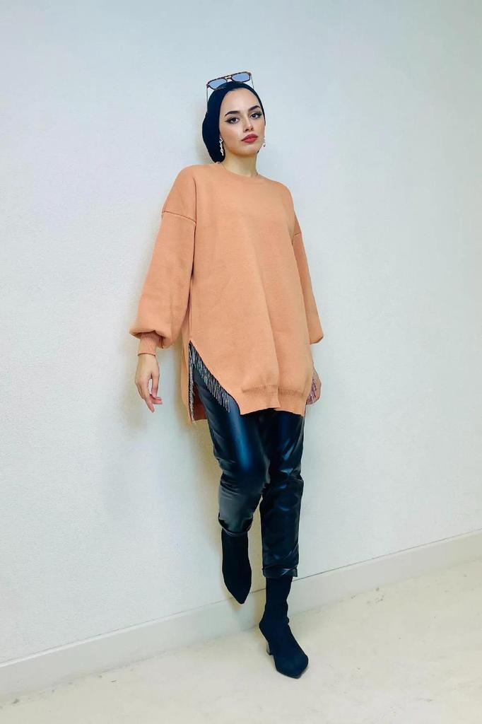 Женский длинный свитер в стиле хиджаб с круглым вырезом и воздушными рукавами и цепочкой с детальным разрезом