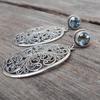 Винтажные креативные серьги-подвески из металла серебристого цвета с полыми цветами и классическими круглыми вставками из камня цвета морской волны для женщин