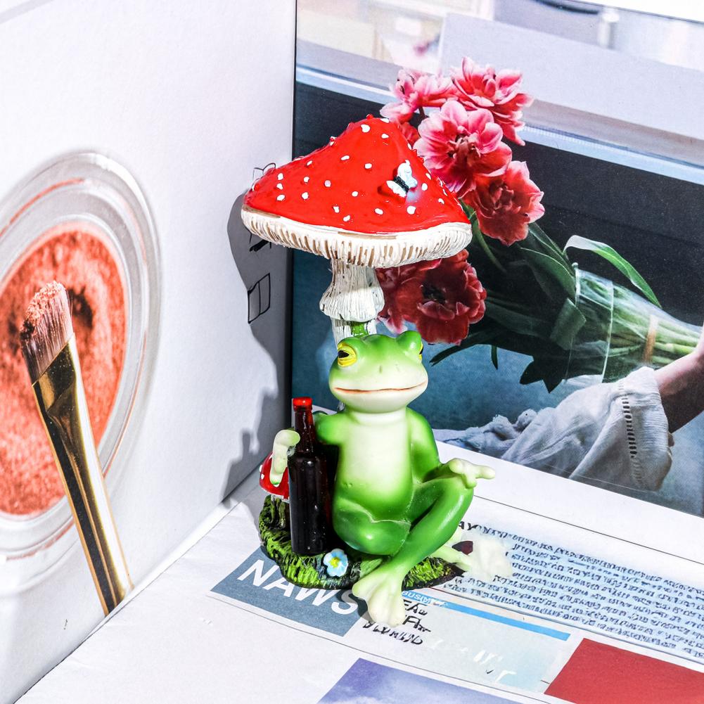 Red Mushroom Drinking Frog Statue Holding Beer Bottle Sitting Frog Resin Figurine Indoor Outdoor Garden Decoration Ornament