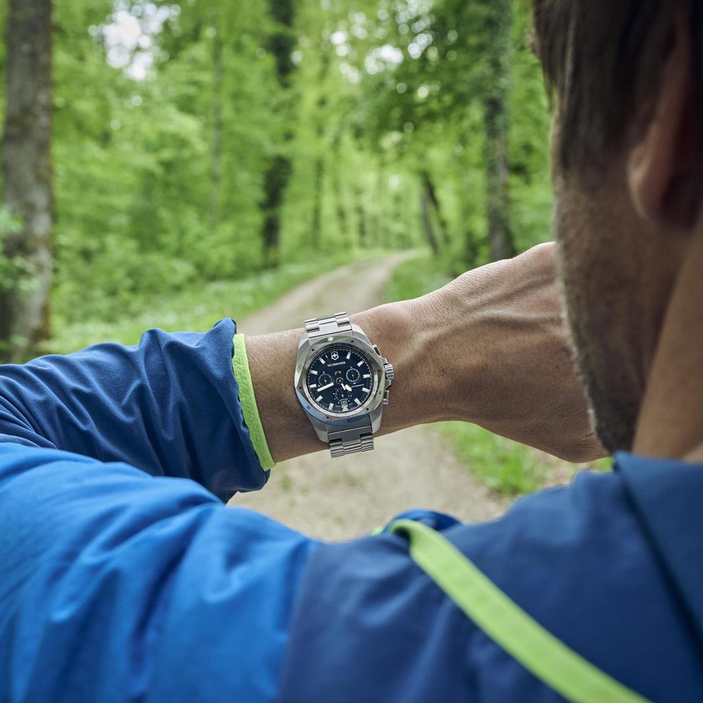 VICTORINOX CHRONO Корпус из переработанной нержавеющей стали Синий Серебристый Нержавеющая сталь Быстрое покрытие, устойчивое к царапинам Подарок I.N.O.X. Часы, Хронограф, (316L),