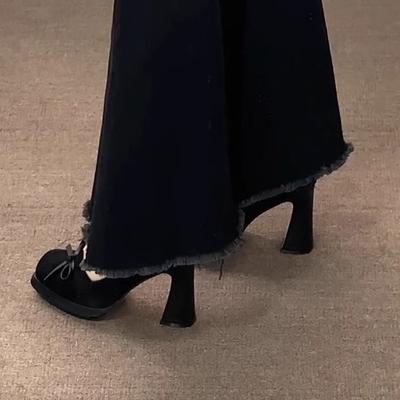 Туфли на высоком каблуке в стиле ретро для женщин, весна и осень 2025 г., новые женские туфли с небольшим бантом и легким носом, одинарные туфли на толстом каблуке