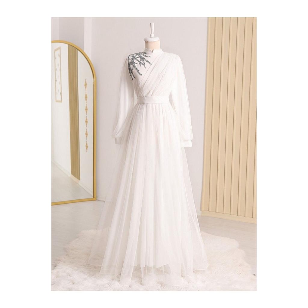 Вечернее платье из тюля с драпировкой и поясом, с каменной отделкой спереди