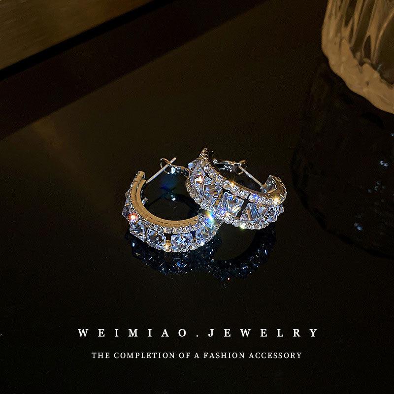 Серьги-пусеты из серебра в форме буквы C с бриллиантовыми цирконами - Геометрический дизайн в стиле легкой роскоши для изысканного, уникального темперамента.