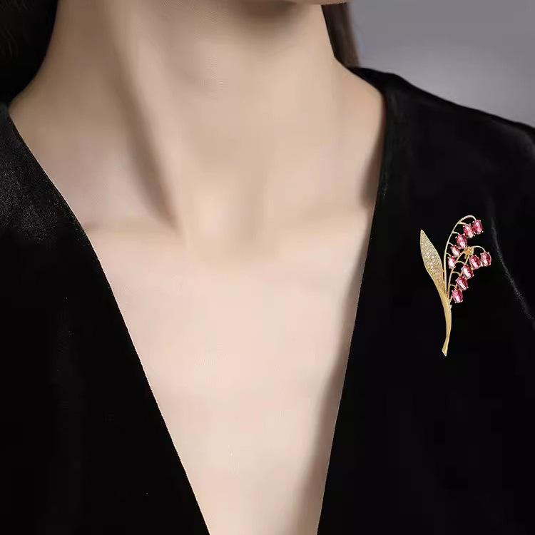 Нежная брошь «Лилия долины», женственная имитация кристаллов, легкая роскошная брошь с нишевым дизайном, аксессуары для костюмов