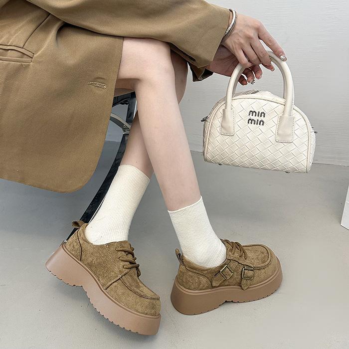 Маленькие кожаные туфли на толстой подошве с увеличением роста, женские 2025, новые осенне-зимние, универсальные туфли на шнуровке в британском стиле для юбки