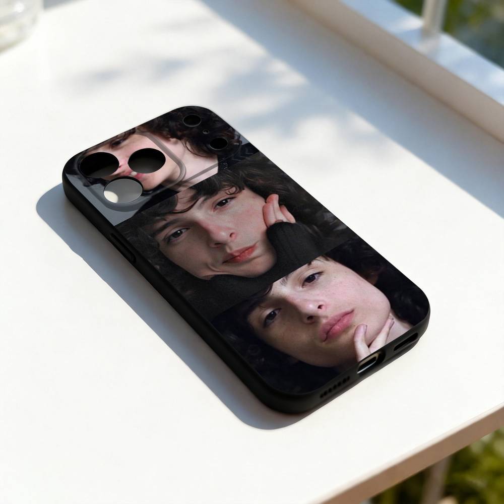 Чехол для телефона F-Finn W-Wolfhard Singer Для iPhone 17,16,15,14,13,12,11,Pro,Max,Plus,E,SE4,Air,Mini Черный Точное совпадение отверстий