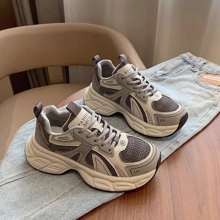 2025 осень и зима новая толстая подошва универсальная повседневная обувь женская обувь для маленьких ног бархатные кроссовки папины кроссовки серые спортивные хлопковые туфли