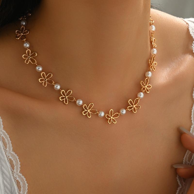 1Fashionable and elegant retro hollow flower necklace, versatile bead collarbone chain necklace suitable for women as a gift, for daily wear and