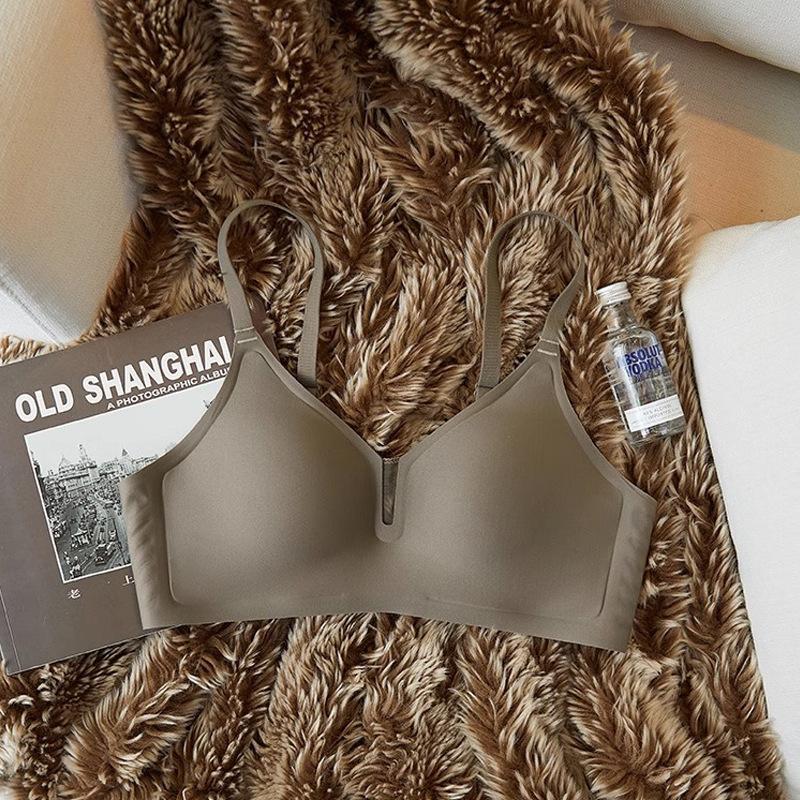 Traceless underwear, women's small breasts gather, big breasts show small, thin anti-sagging latex bra, fixed cup, no steel ring bra.