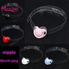 Пара делится секс-игрушками, женская силиконовая соска, открытый кляп, связывание, ограничитель рта, секс, ролевые игры