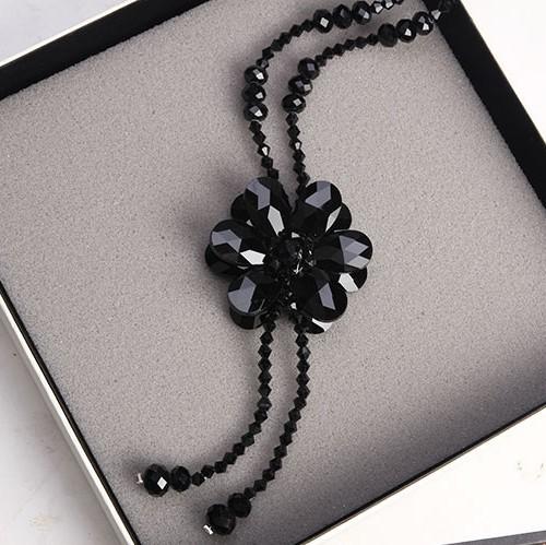 Геометрическое ожерелье с подвеской из больших и маленьких квадратов