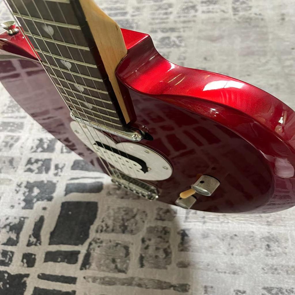 Шестиструнная электрогитара в форме сердца, высококачественный звукосниматель, гриф из палисандра, мы можем изготовить различные электрогитары по индивидуальному заказу.