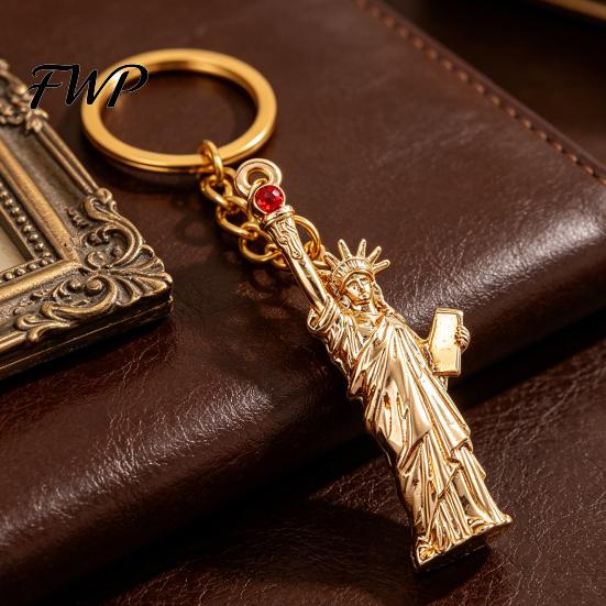 Scratch-resistant Keychain Pendant Statue of Liberty Design Lightweight Zinc Alloy Golden Charm with Lobster Clasp New York Landmark Accessory