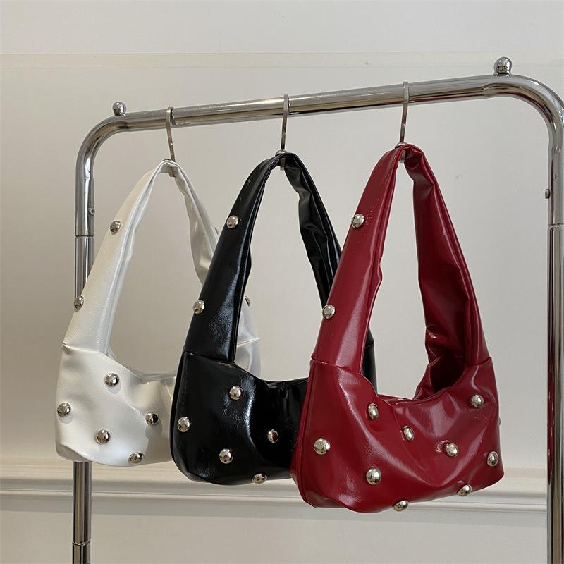 Сумка-подмышка интернет-знаменитости женская 2025 новая корейская версия модной нишевой сумки через плечо, персонализированные заклепки, ручная сумка-пельмень из искусственной кожи