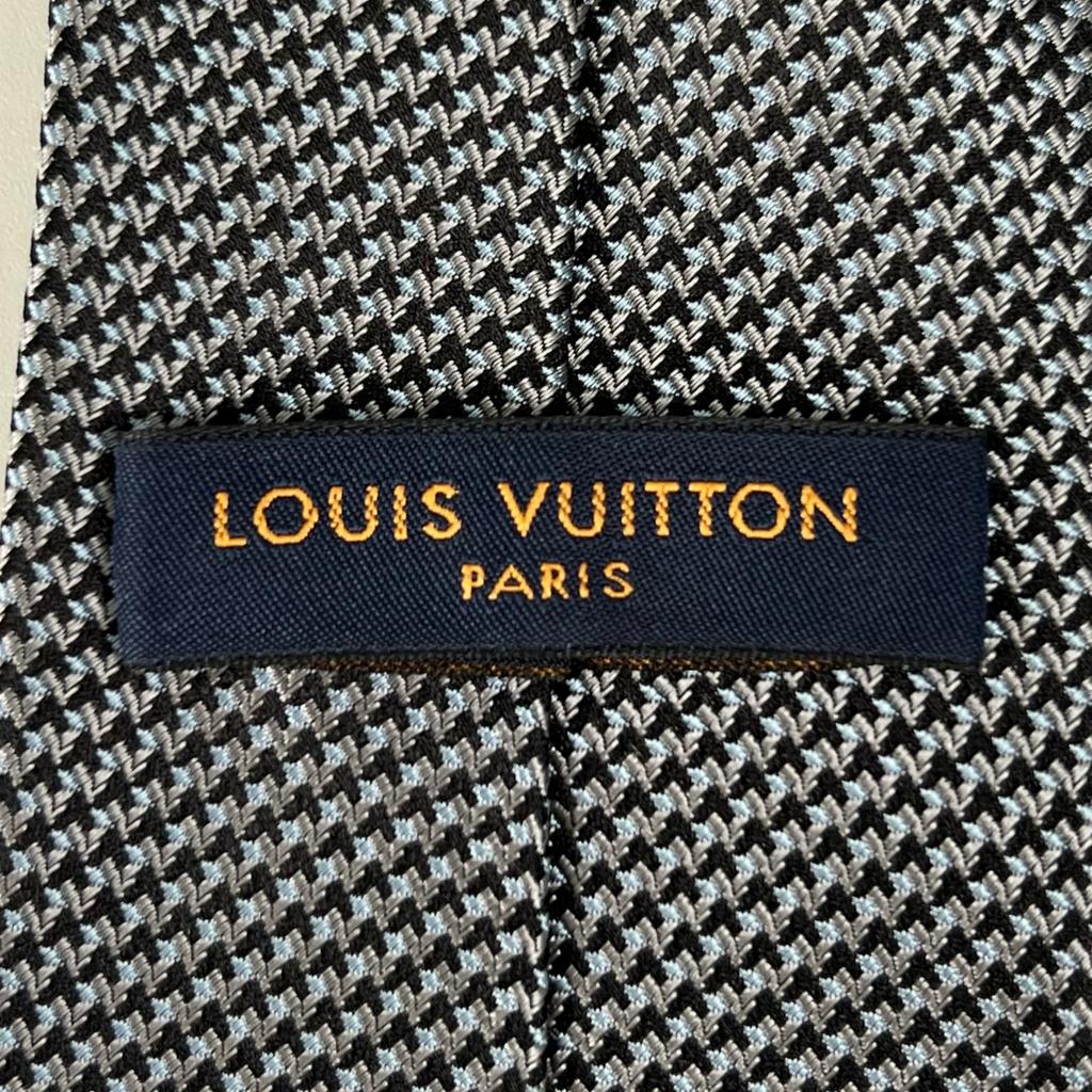 Отличный галстук LOUIS VUITTON Cravate вышивка LV серый шелк мужской M72996 Б/у