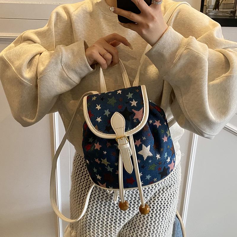 Сумка 2025 новая корейская версия модный принт повседневный для поездок на работу маленький школьный рюкзак женский в зарубежном стиле универсальный дорожный рюкзак