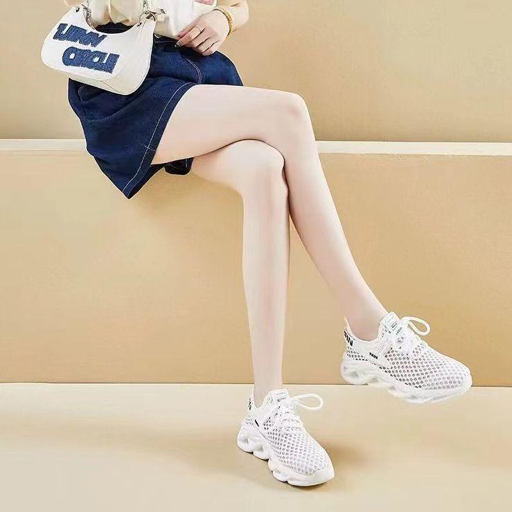 Кроссовки женские удобные наступающие на дерьмовую сетку 2024 лето новые полые дышащие сетчатые мягкие подошвы кроссовки для бега с мягкой поверхностью