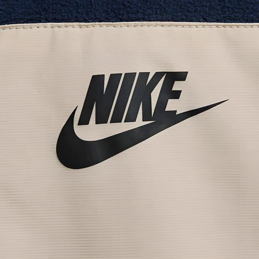 Nike Детские утепленные куртки с капюшоном умеренной толщины IR0023-410