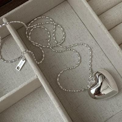 Женское серебряное (925 пробы) длинное колье-цепочка с крупным полированным сердцем