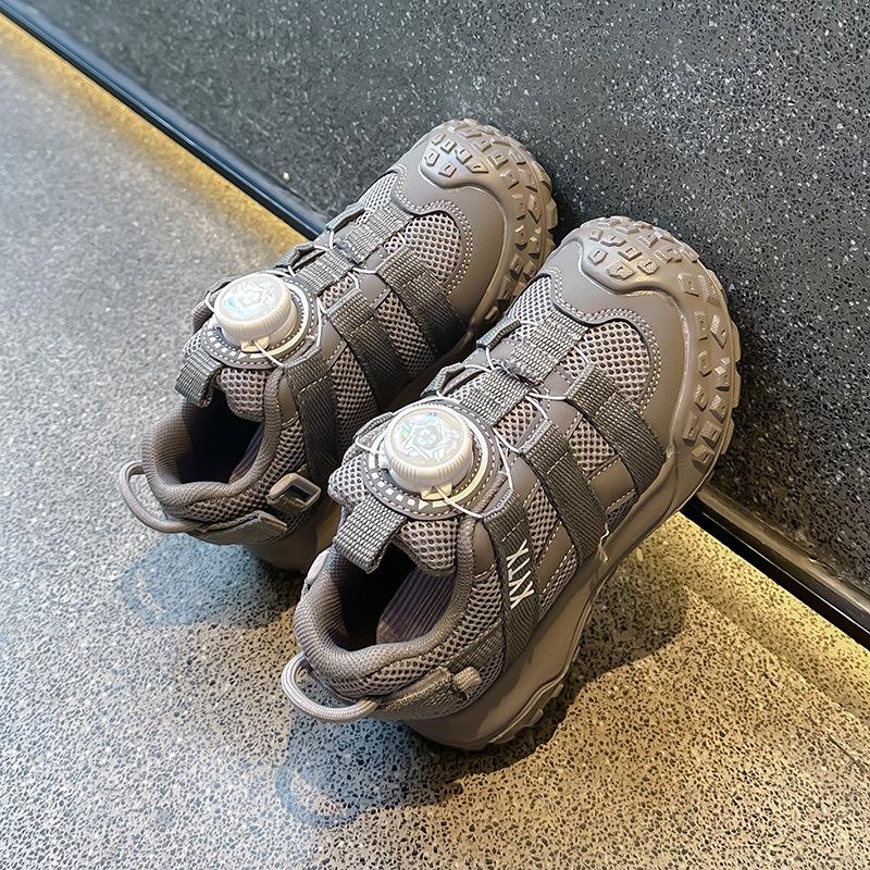 New spring collection of children's athletic shoes: breathable mesh casual shoes for girls, trendy rotating buckle design, and versatile dad shoes