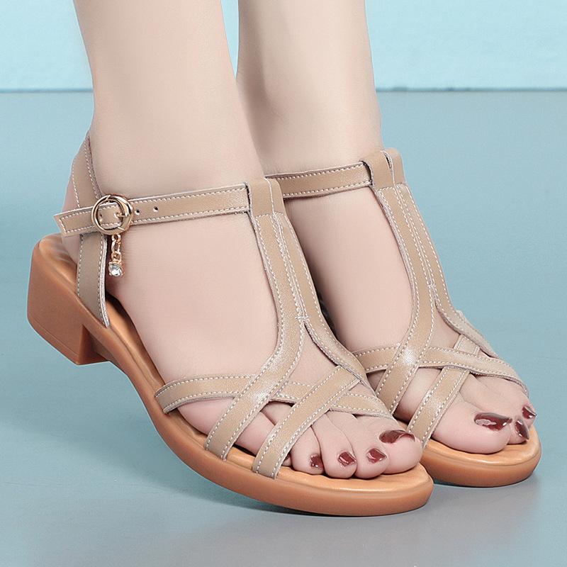 2025 Лето сандалии для мамы на низком каблуке с мягкой подошвой женские сандалии новые плоские кожаные римские сандалии полые сандалии большой размер