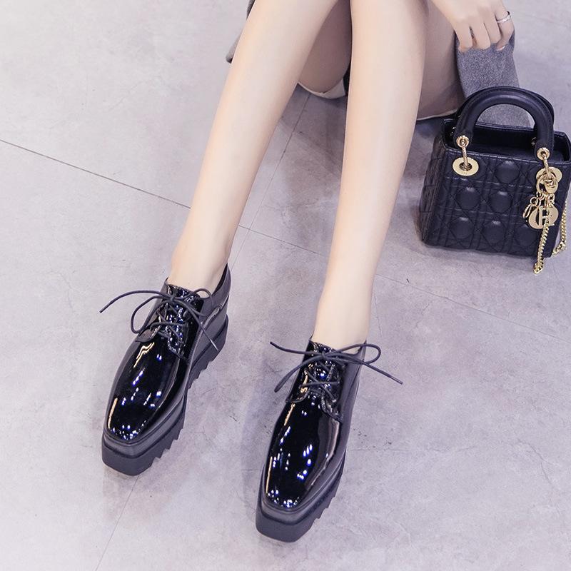 Туфли из лакированной кожи на плоской платформе, женские туфли на платформе, новинка 2024 года, весенние новые туфли на танкетке со шнуровкой и квадратным носком, повседневная одежда в британском стиле HZB